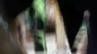 ليام مايو واثنان من صديقاتها يواجهون الثلاثي عارضة معها، في غرفة النوم.