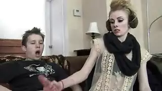 مراهقة تدي هاند جوب لأخوها الصغير