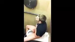 رجل الكلية قبضة زقاقه في.