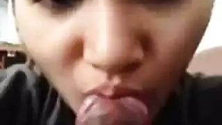 سيدة جميلة تقوم بفرك الديك الثابت لعميلها برفق على ركبته أثناء جلسة تدليك