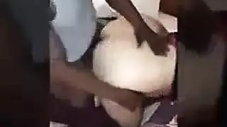 رجلان سوداوان يمارسان الجنس مع جبهة مورو جذابة للغاية في المطبخ ، بدلاً من صنع القهوة