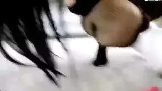 امرأة سمراء مثير الجمال ضخ على انتزاع لها