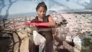 الفتاة اللطيفة في الزي الوردي تستمني مع الكثير من الخدع