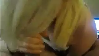 غالبًا ما تمارس الأشقر الحلو في التنورة القصيرة الحب مع صديقها ، بعد الانتهاء من العمل