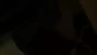 شقراء مثير تمتص الديك ويصعد في الزي الأزرق.