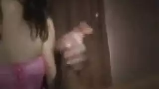 فاتنة البولندية مع الثدي المترهل يظهر جسدها أمام الكاميرا