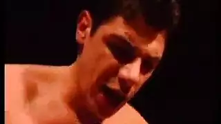 الزوجة الكبيرة التي تُثبتها تمارس الجنس في موقع على طراز هزلي ، في مطبخها الضخم.