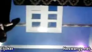 محجبة قحبة تتناك و صديقها يصورها و هي تكشف كسها