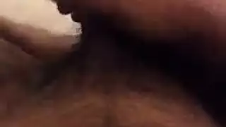 رجل أقرن يضايق سراويله الداخلية في المرآب ويلمسها بمقصه المطاطي