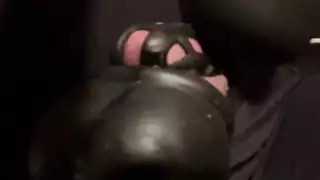 علق مسمار في الأسود يصبح غريبًا مع مؤخرته وهزازه