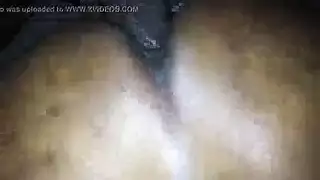 خلع الأحذية السوداء ذات الكعب العالي
