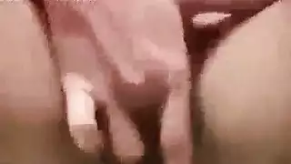 امرأة شقراء الركوع على الأرض وامتصاص بلطف اثنين من الرجال قرنية في نفس الوقت.