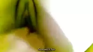 مدام ريهام عشيقها يلعب في كسها بصباعه وينيكها