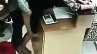 المدير ينيك البائعة الصينية اثناء العمل