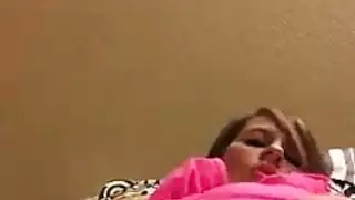 صديقة تلعب مع صياح الديك الكبير حتى يصل مؤخرتها