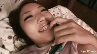 لطيف فتاة آسيوية يلعب مع اللعب حتى انها نائب الرئيس