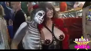 الفاسقات الحقيقية مص في سيارة