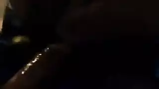 ربة منزل مع ابتسامة حلوة هي الانحناء فوق فان جلدها وافتنج ديك كبيرة