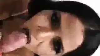 تنشر روز مونرو ساقيها للحصول على مارس الجنس ولعق تنورتها كجنون.