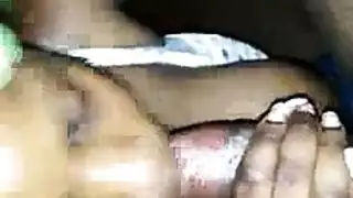 الكلبة مذهلة في الملابس الداخلية البيضاء تغوي سائق سيارة أجرة وسألته أن يمارس الجنس معها بشدة.