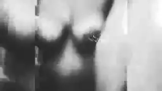 شقراء وحيدا تمتص بلطف ديك عشيقها وتئن من المتعة أثناء تواجي هزات الجماع.