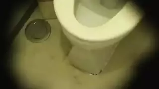 بعد أن عادت إلى المنزل من العمل، حصلت امرأة سمراء في سن المراهقة جميلة، من قبل أحد جيرانها