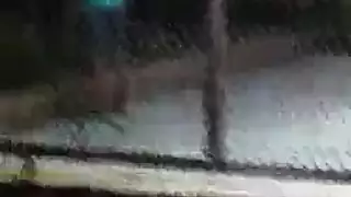 المراهق النحيف وصديق والدها يمارسان الجنس في السر مثل الجنون ، بينما لا أحد يراقبهما