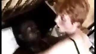 فاتنة ذات الشعر الأحمر ، مارلي برينكس تمتص بلطف قضيب عشيقها في سريرها الضخم