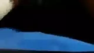 امرأة سمراء الساخنة باللون الأحمر، الأسماك هو سخيف صديقها الجديد، وسيم مع وجود مجموعة من ثلاثة أشخاص بالبخار.