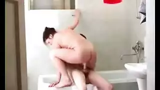 ينيك امه المثيرة في الحمام