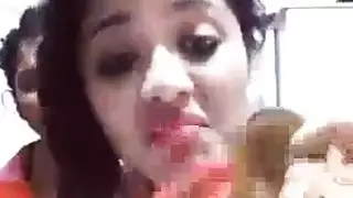 مذهلة ، وقحة خشب الأبنوس مع الوشم على رأس رجلها ولعق قضيبه المشعر