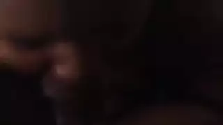 تتعلم الأبنوس الأسود مص القضيب وإبقائه طريًا أسفل العضو التناسلي النسوي ولسانها القذر