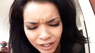 نائب الرئيس في الفم لمراهقة سمراء مفلس في جوارب والكعب