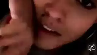 تم تقييد الفرخ الغريب مع أسلاك التوصيل المصنوعة وجعلها تمارس الجنس ببطء مع ألعاب جنسية مختلفة