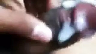 طبيب نسائي مقرن يحلب حلمات مراهقة صلبة