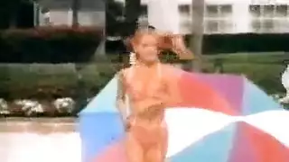 هايدي تمص القضبان أمام الرجال لأنها تحتاج المزيد منهم