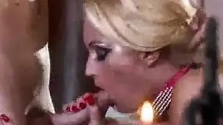 حصلت فتاة الأبنوس على ثمل في الطابق السفلي، لكنها تبدو وكأنها أحببت ذلك أكثر.