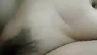 فتاة آسيوية صغيرة لعق كس على السرير