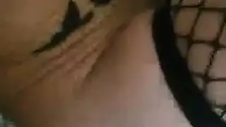 امرأة سمراء صغيرة يتم تدليكها.