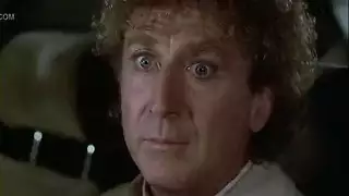 غالبًا ما تمارس المرأة ذات الشعر الأحمر مع الوشم ممارسة الجنس بشكل عرضي في الملهى الليلي