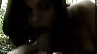 قرنية في سن المراهقة كتي تظهر ثديها ضخمة.