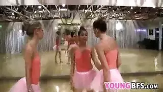 نينا نينا الشمالية تظاهر في سراويل داخلية.