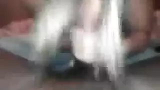 فتاة ممتلئة الجسم تجعل الحب مع مدرس البيانو قرنية وتنضم إليه على الشرفة للعب مع قضيبه.