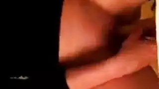 فاتنة المدبوغة ترتدي سراويل داخلية وجوارب بيضاء أثناء استمناء في السرير في شقتها