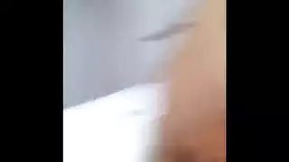 ربة منزل جميلة مص الديك في المطبخ.